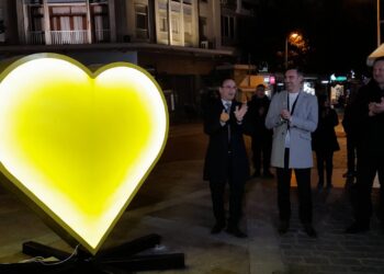 Η «ΚΙΤΡΙΝΗ ΚΑΡΔΙΑ» ΦΩΤΙΣΕ ΤΟ ΚΕΝΤΡΟ ΤΗΣ ΠΟΛΗΣ ΤΩΝ ΣΕΡΡΩΝ ΤΟ ΒΡΑΔΥ ΤΗΣ ΚΥΡΙΑΚΗΣ