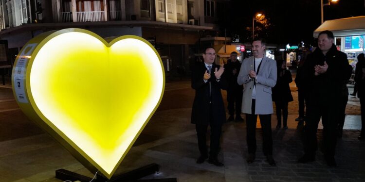 Η «ΚΙΤΡΙΝΗ ΚΑΡΔΙΑ» ΦΩΤΙΣΕ ΤΟ ΚΕΝΤΡΟ ΤΗΣ ΠΟΛΗΣ ΤΩΝ ΣΕΡΡΩΝ ΤΟ ΒΡΑΔΥ ΤΗΣ ΚΥΡΙΑΚΗΣ