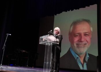 ΣΕ ΚΛΙΜΑ ΣΥΓΚΙΝΗΣΗΣ Η ΕΚΔΗΛΩΣΗ ΤΙΜΗΣ ΚΑΙ ΜΝΗΜΗΣ ΣΤΟΝ ΓΙΑΤΡΟ ΝΙΚΟ ΑΡΓΥΡΙΑΔΗ