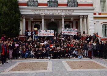 ΟΙ ΜΑΘΗΤΕΣ ΤΟΥ ΜΟΥΣΙΚΟΥ ΣΧΟΛΕΙΟΥ ΣΕΡΡΩΝ ΔΙΑΜΑΡΤΥΡΟΜΕΝΟΙ ΓΙΑ ΤΑ ΠΡΟΒΛΗΜΑΤΑ ΤΟΥΣ ΒΓΗΚΑΝ ΣΤΟΥΣ ΔΡΟΜΟΥΣ