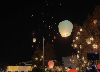 ΤΑ ΙΠΤΑΜΕΝΑ ΦΑΝΑΡΑΚΙΑ «ΓΕΜΙΣΑΝ» ΤΟΝ ΟΥΡΑΝΟ ΤΗΣ ΠΟΛΗΣ ΤΩΝ ΣΕΡΡΩΝ