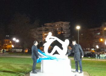 ΠΡΑΓΜΑΤΟΠΟΙΗΘΗΚΑΝ ΣΤΙΣ ΣΕΡΡΕΣ ΤΑ ΑΠΟΚΑΛΥΠΤΗΡΙΑ ΤΟΥ ΜΝΗΜΕΙΟΥ «ΜΑΝΑ» ΑΦΙΕΡΩΜΕΝΟ ΣΤΗΝ ΠΑΤΤΥ ΚΟΥΤΜΕΡΙΔΟΥ