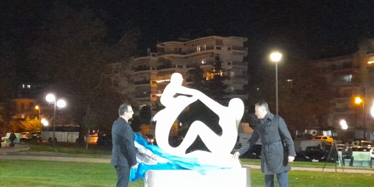 <strong>ΠΡΑΓΜΑΤΟΠΟΙΗΘΗΚΑΝ ΣΤΙΣ ΣΕΡΡΕΣ ΤΑ ΑΠΟΚΑΛΥΠΤΗΡΙΑ ΤΟΥ ΜΝΗΜΕΙΟΥ «ΜΑΝΑ» ΑΦΙΕΡΩΜΕΝΟ ΣΤΗΝ ΠΑΤΤΥ ΚΟΥΤΜΕΡΙΔΟΥ</strong> 1 ΠΡΑΓΜΑΤΟΠΟΙΗΘΗΚΑΝ ΣΤΙΣ ΣΕΡΡΕΣ ΤΑ ΑΠΟΚΑΛΥΠΤΗΡΙΑ ΤΟΥ ΜΝΗΜΕΙΟΥ «ΜΑΝΑ» ΑΦΙΕΡΩΜΕΝΟ ΣΤΗΝ ΠΑΤΤΥ ΚΟΥΤΜΕΡΙΔΟΥ