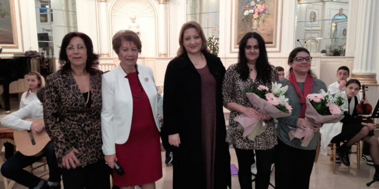 ΔΙΟΡΓΑΝΩΘΗΚΕ ΑΠΟ ΤΗΝ «ΕΜΜΕΛΕΙΑ» ΣΤΙΣ ΣΕΡΡΕΣ ΕΚΔΗΛΩΣΗ ΓΙΑ ΤΗΝ ΥΠΟΔΟΧΗ ΤΩΝ ΕΟΡΤΩΝ