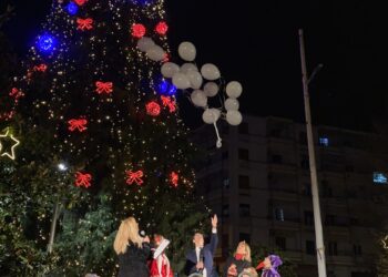 Η ΦΩΤΑΓΩΓΗΣΗ ΤΟΥ ΧΡΙΣΤΟΥΓΕΝΝΙΑΤΙΚΟΥ ΔΕΝΤΡΟΥ ΣΤΗΝ ΠΛΑΤΕΙΑ ΕΛΕΥΘΕΡΙΑΣ  ΣΗΜΑΝΕ ΚΑΙ ΤΗΝ ΕΝΑΡΞΗ ΤΗΣ «ΠΟΛΙΤΕΙΑΣ ΤΩΝ ΕΥΧΩΝ 2022»