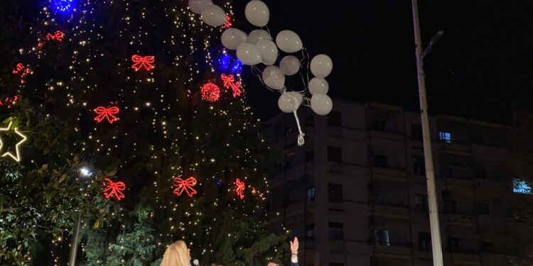 Η ΦΩΤΑΓΩΓΗΣΗ ΤΟΥ ΧΡΙΣΤΟΥΓΕΝΝΙΑΤΙΚΟΥ ΔΕΝΤΡΟΥ ΣΤΗΝ ΠΛΑΤΕΙΑ ΕΛΕΥΘΕΡΙΑΣ  ΣΗΜΑΝΕ ΚΑΙ ΤΗΝ ΕΝΑΡΞΗ ΤΗΣ «ΠΟΛΙΤΕΙΑΣ ΤΩΝ ΕΥΧΩΝ 2022»