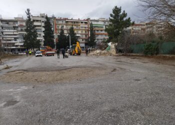 ΠΡΑΓΜΑΤΟΠΟΙΟΥΝΤΑΙ ΕΡΓΑΣΙΕΣ ΣΤΟ ΠΑΡΚΙΝΓΚ ΔΙΠΛΑ ΣΤΟ ΔΗΜΟΤΙΚΟ ΓΗΠΕΔΟ ΣΕΡΡΩΝ ΣΤΟ ΚΕΝΤΡΙΚΟ ΠΑΡΚΟ