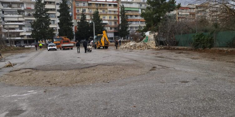 ΠΡΑΓΜΑΤΟΠΟΙΟΥΝΤΑΙ ΕΡΓΑΣΙΕΣ ΣΤΟ ΠΑΡΚΙΝΓΚ ΔΙΠΛΑ ΣΤΟ ΔΗΜΟΤΙΚΟ ΓΗΠΕΔΟ ΣΕΡΡΩΝ ΣΤΟ ΚΕΝΤΡΙΚΟ ΠΑΡΚΟ