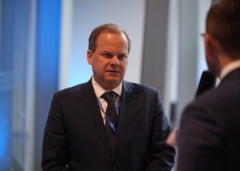 ΚΩΣΤΑΣ ΚΑΡΑΜΑΝΛΗΣ: ΔΙΑΝΥΟΥΜΕ ΜΙΑ ΝΕΑ «ΑΝΟΙΞΗ ΤΩΝ ΥΠΟΔΟΜΩΝ»