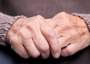 ΕΞΙΧΝΙΑΣΤΗΚΕ ΑΠΑΤΗ ΣΕ ΗΛΙΚΙΩΜΕΝΕΣ ΑΠΟ ΔΗΘΕΝ ΥΠΑΛΛΗΛΟΥΣ ΤΗΣ ΔΕΗ ΣΕ ΠΕΡΙΟΧΗ ΤΩΝ ΣΕΡΡΩΝ