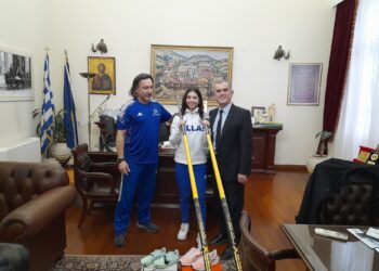 Η ΠΕΡΙΦΕΡΕΙΑΚΗ ΕΝΟΤΗΤΑ ΣΕΡΡΩΝ ΣΤΗΡΙΖΕΙ ΤΟ ΧΡΥΣΟ ΚΟΡΙΤΣΙ ΤΟΥ ΑΛΜΑΤΟΣ ΕΠΙ ΚΟΝΤΩ ΗΛΙΑΝΑ ΤΡΙΑΝΤΑΦΥΛΛΟΥ