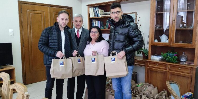 <strong>ΔΗΜΟΣ ΣΙΝΤΙΚΗΣ : ΠΑΡΑΔΟΘΗΚΑΝ ΠΑΙΧΝΙΔΙΑ ΓΙΑ ΝΑ ΔΙΑΤΕΘΟΥΝ ΣΤΑ ΠΑΙΔΙΑ ΤΟΥ ΠΟΛΕΜΟΥ ΑΠΟ ΤΗΝ ΟΥΚΡΑΝΙΑ</strong> 1 ΔΗΜΟΣ ΣΙΝΤΙΚΗΣ : ΠΑΡΑΔΟΘΗΚΑΝ ΠΑΙΧΝΙΔΙΑ ΓΙΑ ΝΑ ΔΙΑΤΕΘΟΥΝ ΣΤΑ ΠΑΙΔΙΑ ΤΟΥ ΠΟΛΕΜΟΥ ΑΠΟ ΤΗΝ ΟΥΚΡΑΝΙΑ