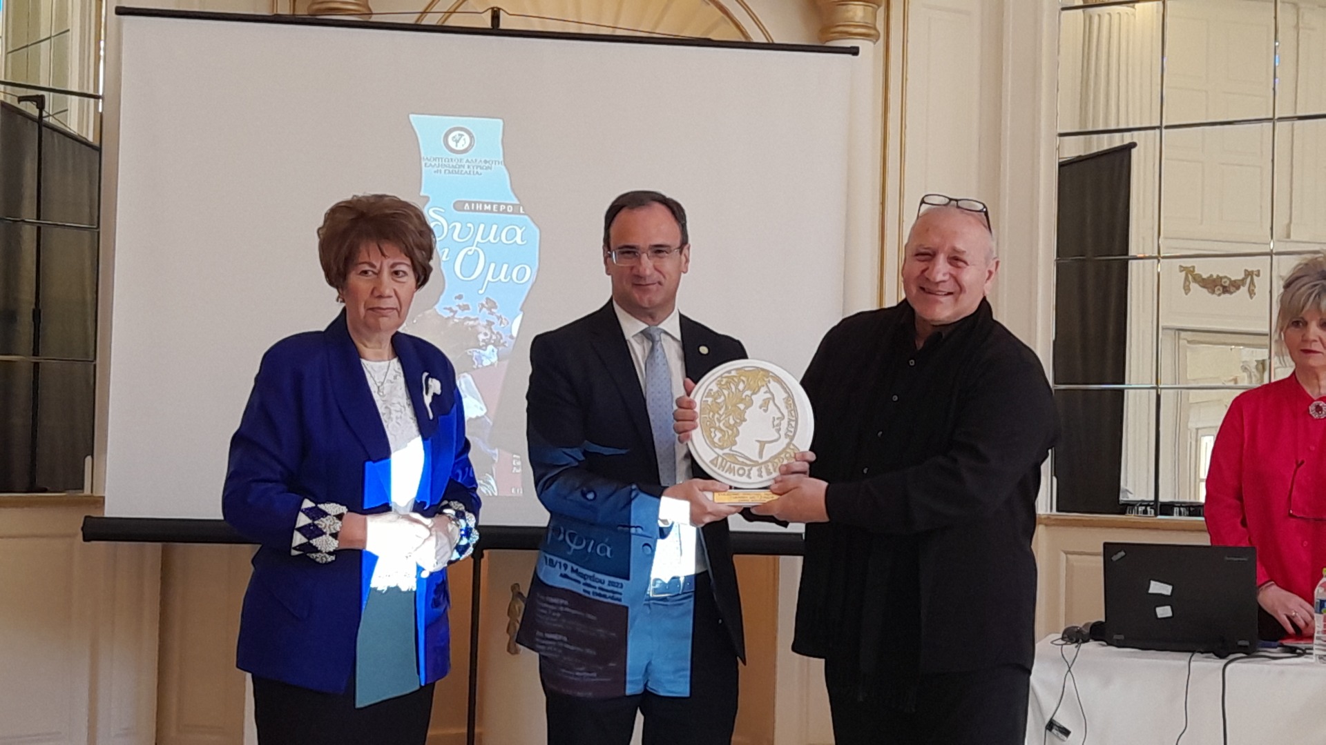 Ο ΔΗΜΟΣ ΣΕΡΡΩΝ ΤΙΜΗΣΕ ΤΟΝ ΓΙΑΝΝΗ ΜΕΤΖΙΚΩΦ (ΖΩΓΡΑΦΟ ΣΚΗΝΟΓΡΑΦΟ ΚΑΙ ΕΝΔΥΜΑΤΟΛΟΓΟ)