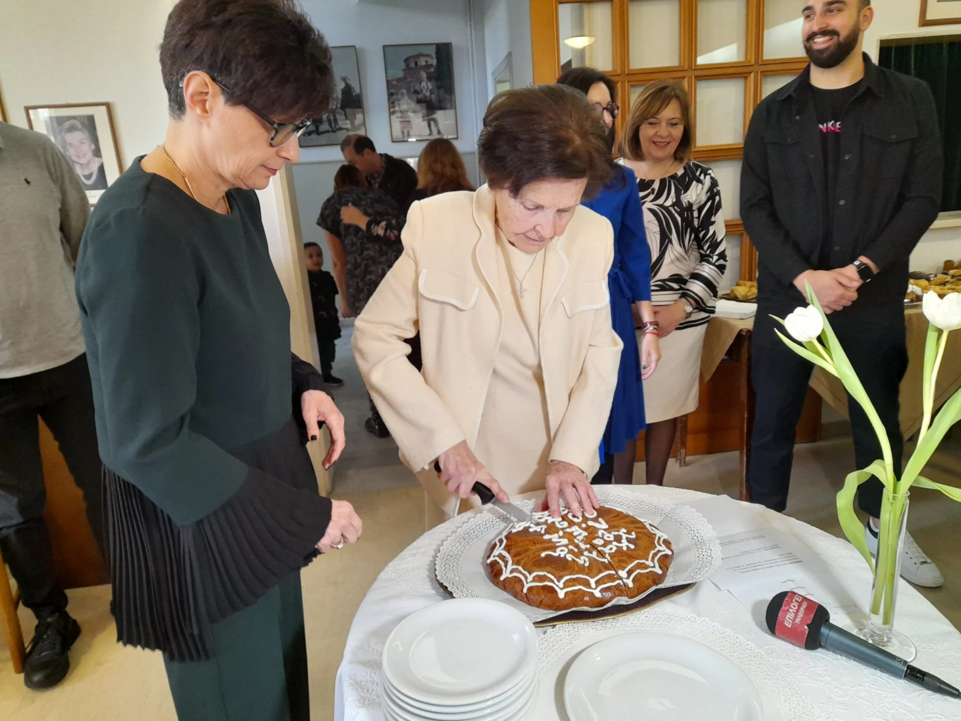 ΛΥΚΕΙΟ ΕΛΛΗΝΙΔΩΝ ΤΩΝ ΣΕΡΡΩΝ : ΠΡΑΓΜΑΤΟΠΟΙΗΘΗΚΕ ΕΚΔΗΛΩΣΗ ΚΟΠΗΣ ΒΑΣΙΛΟΠΙΤΑΣ ΓΙΑ ΤΟ 2024 5 ΛΥΚΕΙΟ ΕΛΛΗΝΙΔΩΝ ΤΩΝ ΣΕΡΡΩΝ : ΠΡΑΓΜΑΤΟΠΟΙΗΘΗΚΕ ΕΚΔΗΛΩΣΗ ΚΟΠΗΣ ΒΑΣΙΛΟΠΙΤΑΣ ΓΙΑ ΤΟ 2024