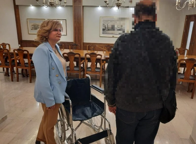 Ο ΔΗΜΟΣ ΣΕΡΡΩΝ ΠΑΡΕΔΩΣΕ ΑΝΑΠΗΡΙΚΟ ΑΜΑΞΙΔΙΟ ΣΕ ΗΛΙΚΙΩΜΕΝΗ ΓΥΝΑΙΚΑ ΠΟΥ ΑΠΟΚΤΗΘΗΚΕ ΑΠΟ ΤΟ ΠΡΟΓΡΑΜΜΑ «ΚΟΚΚΙΝΕΣ ΚΑΡΔΙΕΣ»