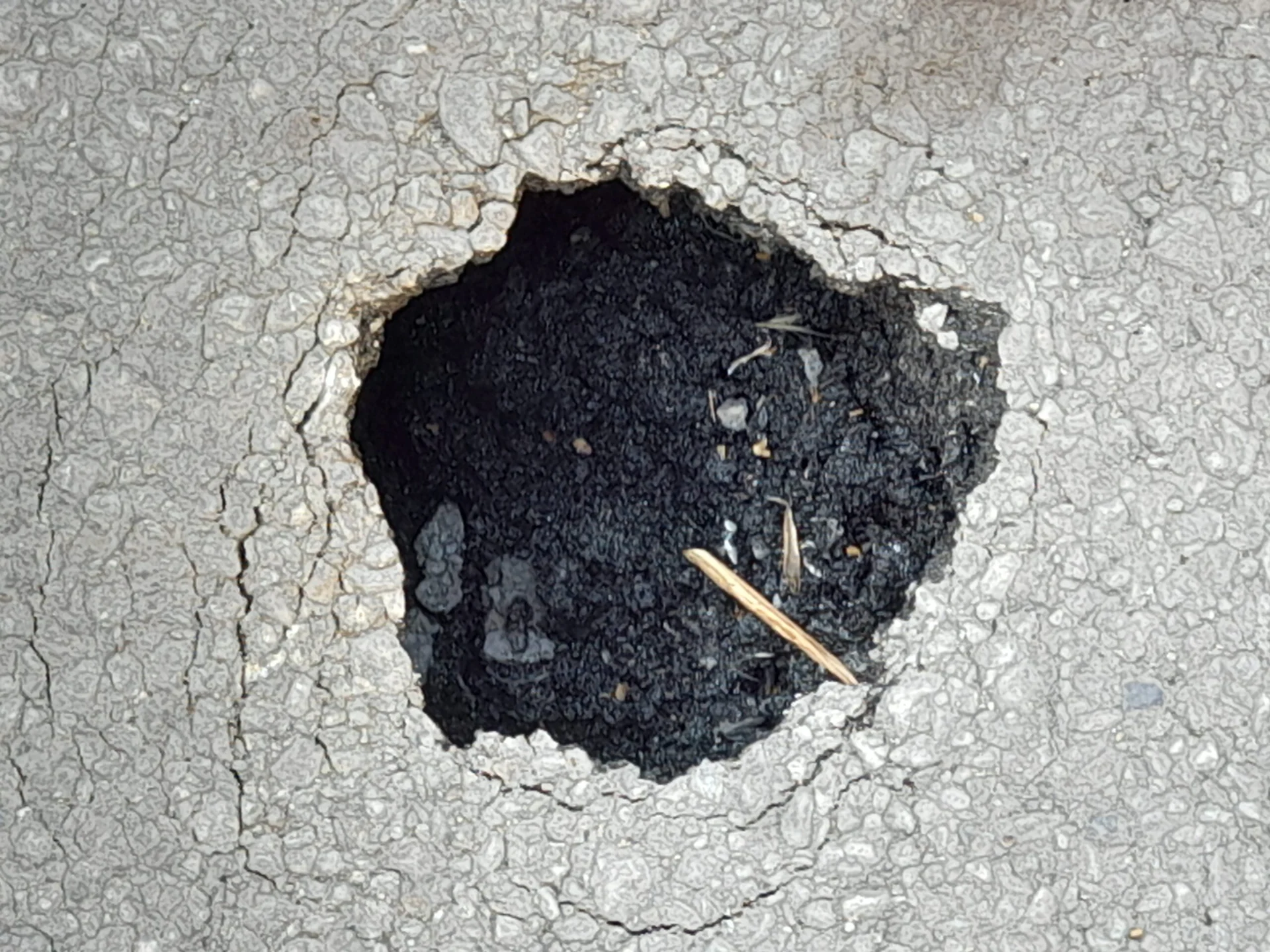 ΣΕΡΡΕΣ: ΤΡΥΠΑ ΣΤΟ ΟΔΟΣΤΡΩΜΑ ΕΠΙ ΤΗΣ ΟΔΟΥ ΣΤΡΥΜΟΝΑ