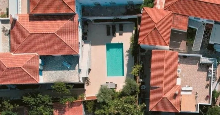 ΜΕ ΑΔΕΙΑ ΓΙΑ ΒΟΘΡΟ Η ΠΙΣΙΝΑ ΤΟΥ ΚΑΣΣΕΛΑΚΗ ΣΤΙΣ ΣΠΕΤΣΕΣ