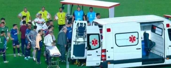 ΣΟΚ ΣΤΗΝ ΟΥΡΟΥΓΟΥΑΗ: ΠΕΘΑΝΕ Ο ΠΟΔΟΣΦΑΙΡΙΣΤΗΣ ΠΟΥ ΚΑΤΕΡΡΕΥΣΕ ΣΕ ΑΓΩΝΑ