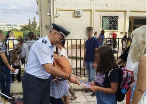 ΕΝΗΜΕΡΩΤΙΚΟ ΥΛΙΚΟ ΓΙΑ ΤΗΝ ΟΔΙΚΗ ΑΣΦΑΛΕΙΑ ΜΟΙΡΑΣΑΝ ΑΣΤΥΝΟΜΙΚΟΙ ΣΕ ΜΑΘΗΤΕΣ ΤΗΣ ΚΕΝΤΡΙΚΗΣ ΜΑΚΕΔΟΝΙΑΣ