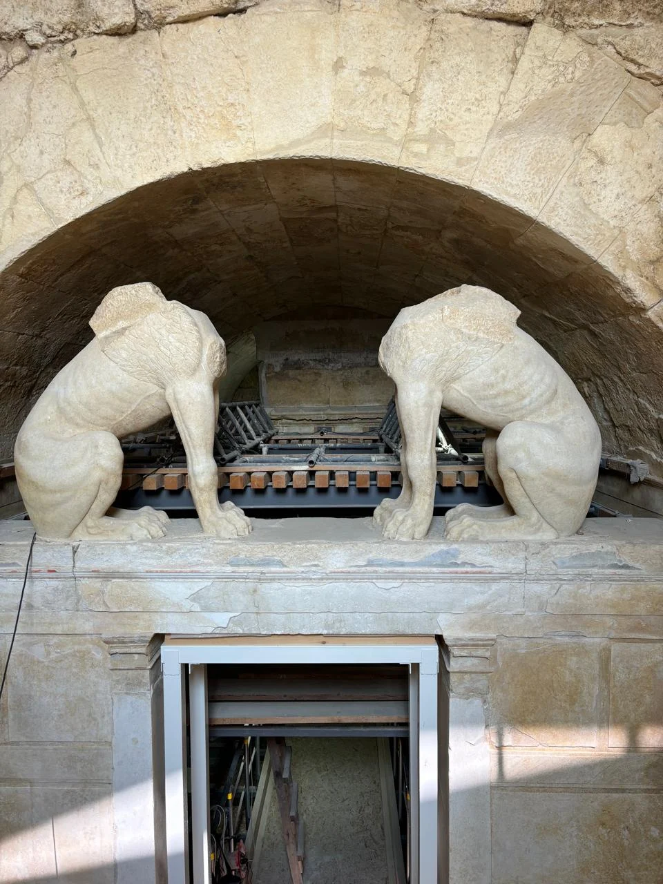 ΚΑΝΟΝΙΚΑ ΕΞΕΛΙΣΣΟΝΤΑΙ ΤΑ ΕΡΓΑ ΣΤΟΝ ΤΥΜΒΟ ΚΑΣΤΑ -ΑΥΤΟΨΙΑ ΣΤΗΝ ΑΜΦΙΠΟΛΗ ΠΡΑΓΜΑΤΟΠΟΙΗΣΕ Η ΛΙΝΑ ΜΕΝΔΩΝΗ