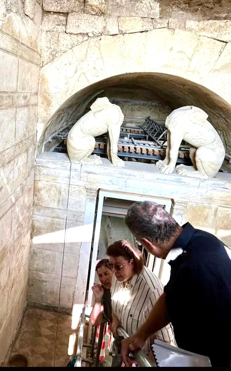 ΚΑΝΟΝΙΚΑ ΕΞΕΛΙΣΣΟΝΤΑΙ ΤΑ ΕΡΓΑ ΣΤΟΝ ΤΥΜΒΟ ΚΑΣΤΑ -ΑΥΤΟΨΙΑ ΣΤΗΝ ΑΜΦΙΠΟΛΗ ΠΡΑΓΜΑΤΟΠΟΙΗΣΕ Η ΛΙΝΑ ΜΕΝΔΩΝΗ