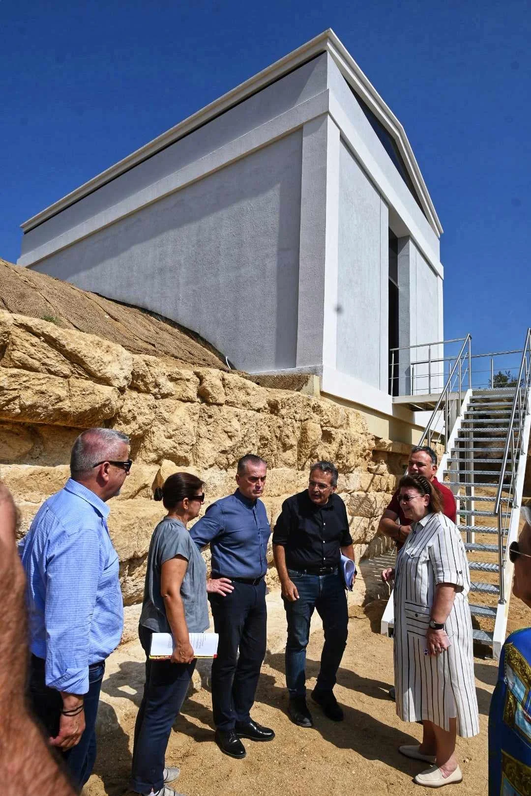 ΑΥΤΟΨΙΑ ΤΗΣ ΛΙΝΑΣ ΜΕΝΔΩΝΗ ΣΤΟΝ ΤΥΜΒΟ ΚΑΣΤΑ ΣΤΗΝ ΑΜΦΙΠΟΛΗ