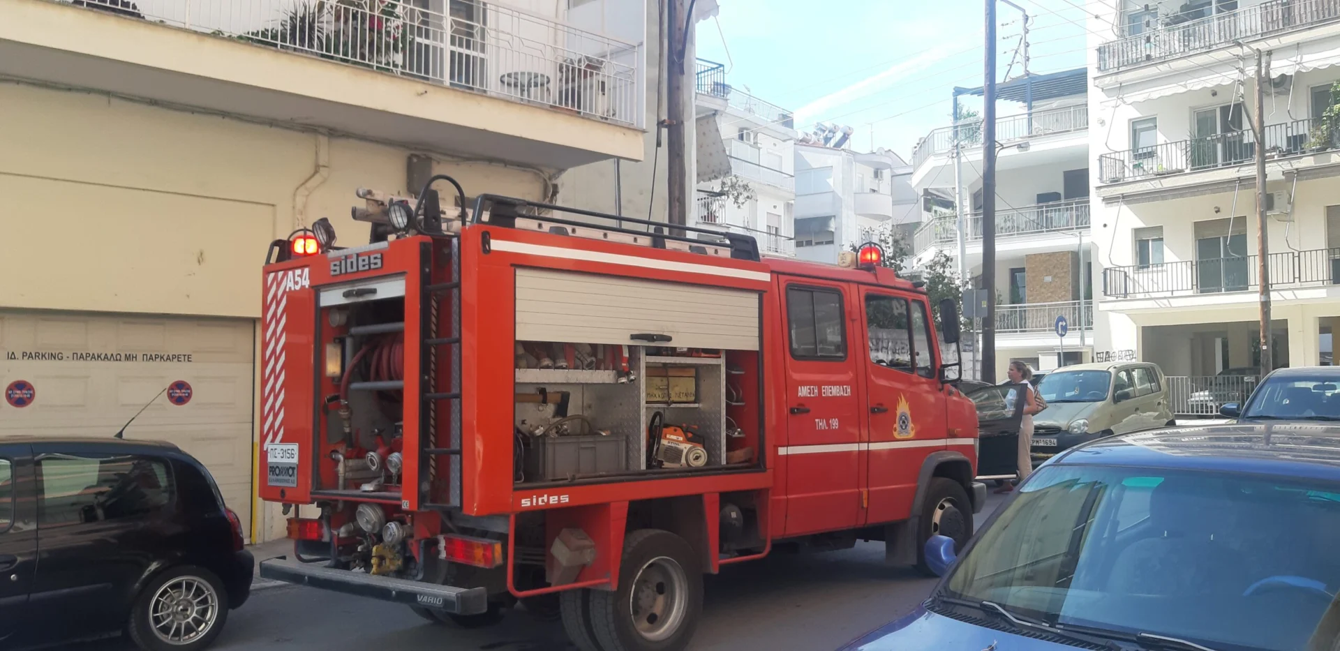 ΑΜΕΣΗ ΕΠΕΜΒΑΣΗ ΤΗΣ ΠΥΡΟΣΒΕΣΤΙΚΗΣ ΥΠΗΡΕΣΙΑΣ ΣΕΡΡΩΝ ΣΕ ΚΑΤΑΣΒΕΣΗ ΦΩΤΙΑΣ ΣΕ ΟΙΚΙΑ