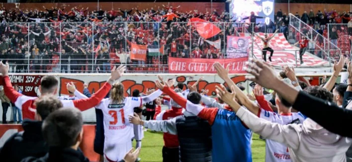 ΠΑΝΣΕΡΡΑΪΚΟΣ – ΑΕΚ 1-0:  ΜΕΓΑΛΗ ΝΙΚΗ ΤΩΝ «ΛΙΟΝΤΑΡΙΩΝ» ΠΟΥ ΕΠΑΙΖΑΝ ΜΕ 10 ΑΠΟ ΤΟ 27ο ΛΕΠΤΟ ΤΟΥ ΑΓΩΝΑ