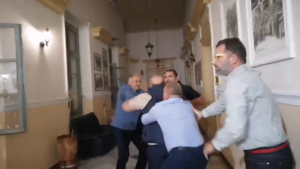 ΕΠΕΙΣΟΔΙΑΚΗ ΣΥΝΕΔΡΙΑΣΗ ΤΟΥ ΔΗΜΟΤΙΚΟΥ ΣΥΜΒΟΥΛΙΟΥ ΣΕΡΡΩΝ: ΑΓΡΙΟΣ ΚΑΥΓΑΣ ΜΕΤΑΞΥ ΑΝΤΙΔΗΜΑΡΧΩΝ