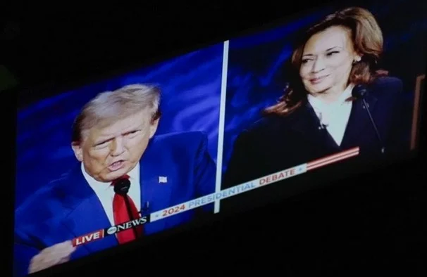 ΕΚΛΟΓΕΣ ΣΤΙΣ ΗΠΑ: ΑΠΡΟΒΛΕΠΤΗ Η ΑΝΑΜΕΤΡΗΣΗ ΚΑΜΑΛΑ ΧΑΡΙΣ-ΝΤΟΝΑΛΤ ΤΡΑΜΠ