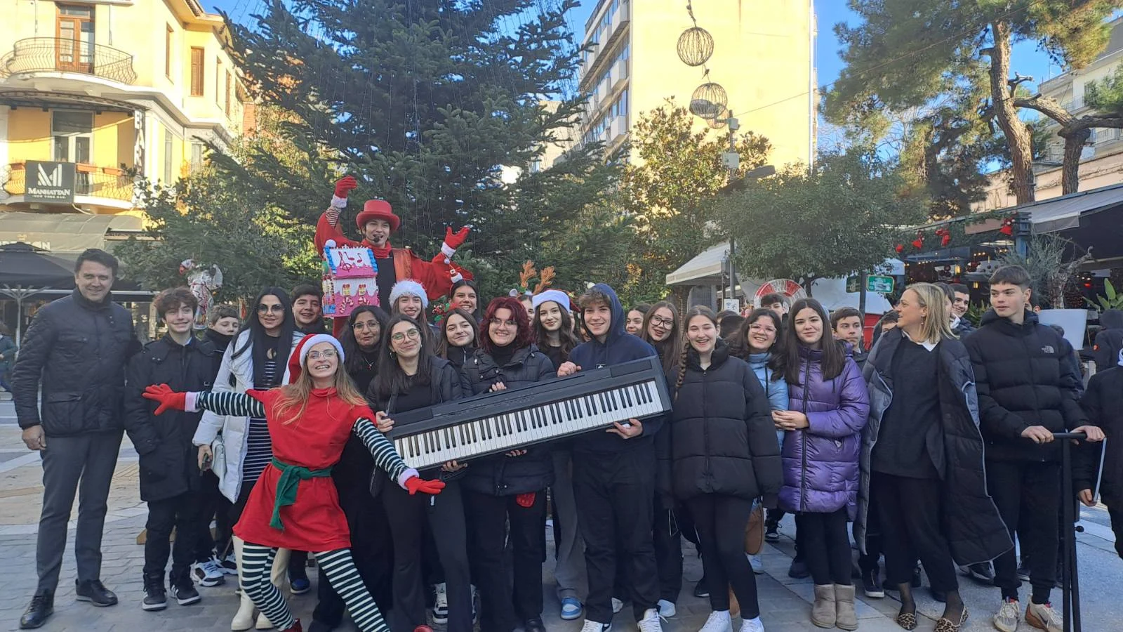 ΠΑΙΔΙΑ ΣΤΙΣ ΣΕΡΡΕΣ ΣΤΟΛΙΣΑΝ ΤΟ ΔΕΝΤΡΟ ΤΩΝ ΖΑΧΑΡΩΤΩΝ ΣΤΗΝ ΠΛΑΤΕΙΑ ΚΡΟΝΙΟΥ