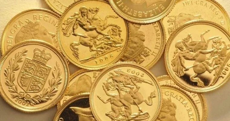 Η ΧΡΥΣΗ ΛΙΡΑ ΕΣΠΑΣΕ ΤΟ ΦΡΑΓΜΑ ΤΩΝ 700 ΕΥΡΩ