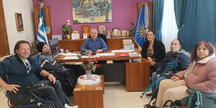 ΣΥΝΑΝΤΗΣΗ ΤΟΥ ΔΗΜΑΡΧΟΥ ΣΙΝΤΙΚΗΣ ΜΕ ΤΟ ΔΣ ΤΟΥ ΣΥΛΛΟΓΟΥ ΑΤΟΜΩΝ ΜΕ ΑΝΑΠΗΡΙΑ ΣΕΡΡΩΝ