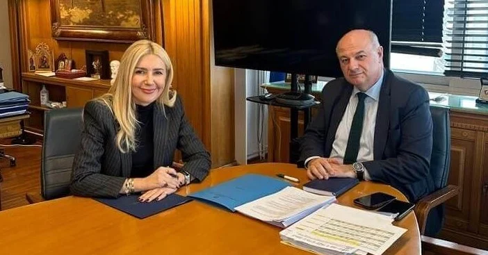 ΔΕΣΜΕΥΣΗ ΚΩΣΤΑ ΤΣΙΑΡΑ ΣΕ ΦΩΤΕΝΗ ΑΡΑΜΠΑΤΖΗ ΓΙΑ ΔΕΣΜΗ ΜΕΤΡΩΝ ΓΙΑ ΑΓΡΟΤΕΣ ΚΑΙ ΚΤΗΝΟΤΡΟΦΟΥΣ