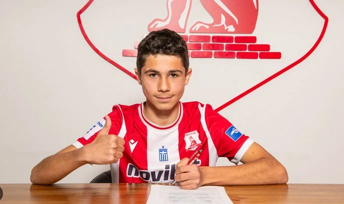 ΠΑΝΣΕΡΡΑΪΚΟΣ: Ο ΑΣΤΕΡΗΣ ΚΩΝΣΤΑΝΤΙΝΙΔΗΣ ΥΠΕΓΡΑΨΕ ΕΠΑΓΓΕΛΜΑΤΙΚΟ ΣΥΜΒΟΛΑΙΟ