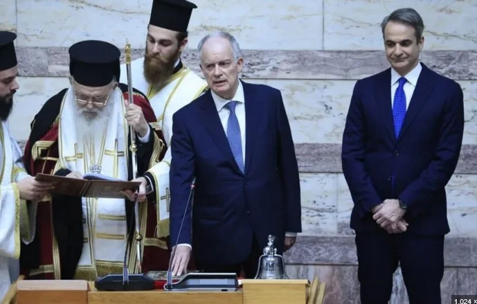 ΟΡΚΙΣΤΗΚΕ Ο ΝΕΟΣ ΠΕΟΕΔΡΟΣ ΤΗΣ ΔΗΜΟΚΡΑΤΙΑΣ ΚΩΝΣΤΑΝΤΙΝΟΣ ΤΑΣΟΥΛΑΣ