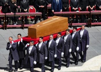 ΕΤΑΦΗ Ο ΠΑΠΑΣ ΦΡΑΓΚΙΣΚΟΣ ΣΤΗΝ ΒΑΣΙΛΙΚΗ ΤΗΣ ΣΑΝΤΑ ΜΑΡΙΑ ΜΑΝΤΖΟΡΕ