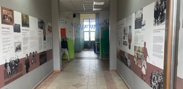 ΠΙΝΑΚΙΔΕΣ ΤΟΠΟΘΕΤΗΘΗΚΑΝ ΣΤΟ ΔΗΜΟΤΙΚΟ ΣΧΟΛΕΙΟ ΝΕΟΥ ΣΚΟΠΟΥ ΣΕΡΡΩΝ ΓΙΑ ΤΟ ΙΣΤΟΡΙΚΟ ΤΗΣ ΕΚΠΑΙΔΕΥΣΗΣ ΣΤΟΝ ΣΚΟΠΟ ΚΑΙ ΤΟΥ ΣΧΟΛΕΙΟΥ