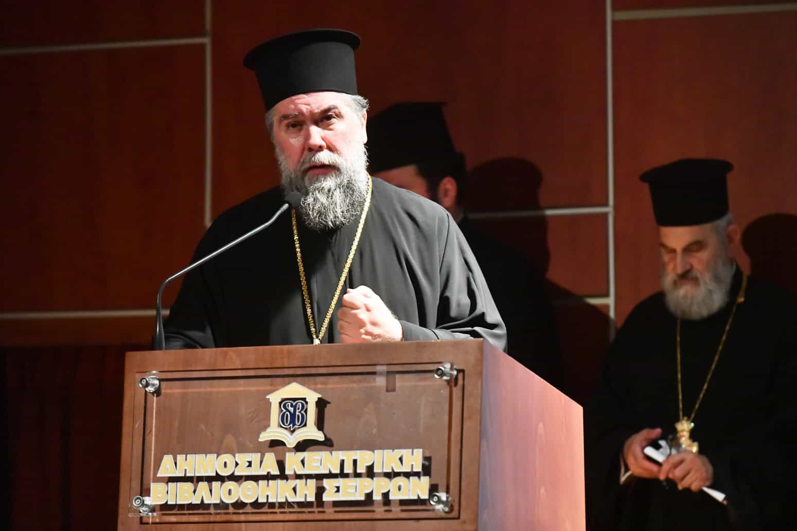 ΣΕΡΡΩΝ ΘΕΟΛΟΓΟΣ: «Η ΕΚΚΛΗΣΙΑ ΕΚΦΡΑΖΕΤΑΙ ΣΥΝΟΔΙΚΩΣ