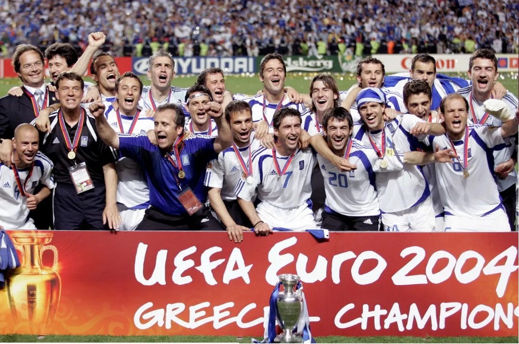 Euro 2004: 21 ΧΡΟΝΙΑ ΑΠΟ ΤΟΝ ΘΡΙΑΜΒΟ ΤΟΥ ΕΛΛΗΝΙΚΟΥ ΠΟΔΟΣΦΑΙΡΟΥ