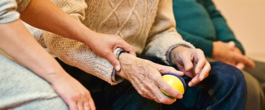 ΣΕ ΠΟΙΑ ΗΛΙΚΙΑ ΕΝΑ ΑΤΟΜΟ ΘΕΩΡΕΙΤΑΙ ΗΛΙΚΙΩΜΕΝΟ, ΣΥΜΦΩΝΑ ΜΕ ΤΗΝ ΕΠΙΣΤΗΜΗ