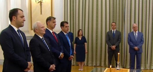 ΟΡΚΙΣΤΗΚΑΝ ΤΑ ΝΕΑ ΜΕΛΗ ΤΗΣ ΚΥΒΕΡΝΗΣΗΣ – ΠΛΕΥΡΗΣ, ΘΕΟΧΑΡΗΣ, ΑΝΔΡΙΑΝΟΣ ΚΑΙ ΔΕΡΜΕΝΤΖΟΠΟΥΛΟΣ