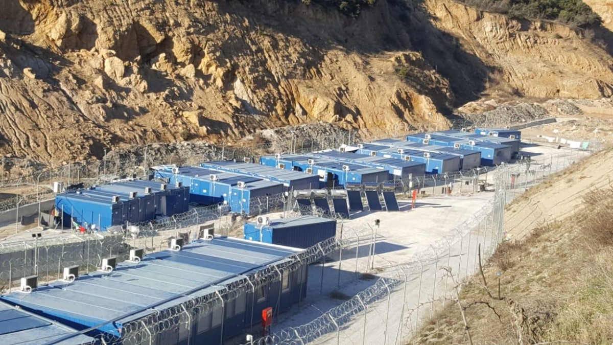 ΑΝΑΚΟΙΝΩΣΗ-ΚΑΤΑΓΓΕΛΙΑ ΜΕ ΑΦΟΡΜΗ ΤΗΝ ΑΠΟΔΡΑΣΗ ΠΑΡΑΤΥΠΩΝ ΜΕΤΑΝΑΣΤΩΝ ΑΠΟ ΤΗΝ ΚΛΕΙΣΤΗ ΔΟΜΗ ΚΡΑΤΗΣΗΣ ΣΙΝΤΙΚΗΣ 1 ΣΤΗ ΚΛΕΙΣΤΗ ΔΟΜΗ ΣΤΟ ΚΛΕΙΔΙ ΣΙΝΤΙΚΗΣ ΜΕΤΑΦΕΡΘΗΚΑΝ 350 ΜΕΤΑΝΑΣΤΕΣ