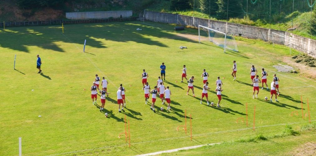 Ο ΠΑΝΣΕΡΡΑΪΚΟΣ 2025-2026 «ΧΤΙΖΕΤΑΙ» ΣΤΑ 3-5 ΠΗΓΑΔΙΑ ΤΗΣ ΝΑΟΥΣΑΣ