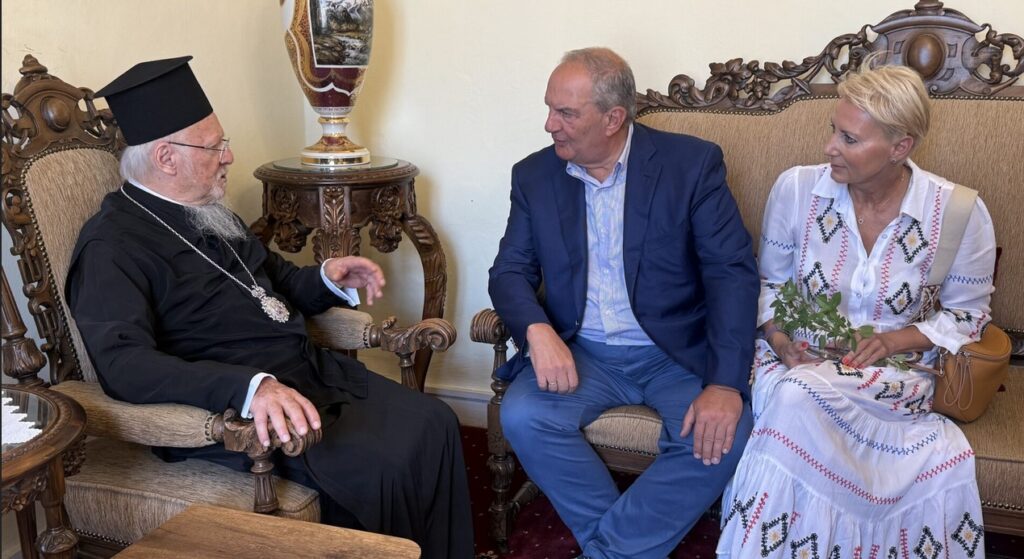 Ο ΟΙΚΟΥΜΕΝΙΚΟΣ ΠΑΤΡΙΑΡΧΗΣ ΥΠΟΔΕΧΘΗΚΕ ΣΤΗΝ ΙΜΒΡΟ ΤΟΝ ΠΡΩΗΝ ΠΡΩΘΥΠΟΥΡΓΟ Κ. ΚΑΡΑΜΑΝΛΗ 2 PATRIA 2