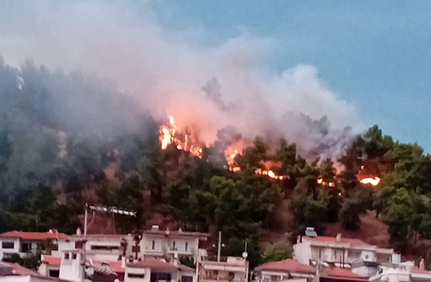 ΦΩΤΙΑ  ΣΤΟ ΛΟΦΟ ΚΟΥΛΑ, ΣΤΗΝ ΑΚΡΟΠΟΛΗ ΤΗΣ ΠΟΛΗΣ ΤΩΝ ΣΕΡΡΩΝ   