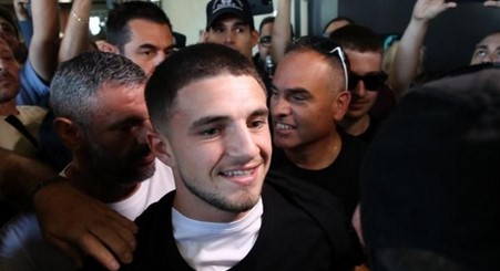 ΑΠΟΘΕΩΣΗ ΓΙΑ ΤΟΝ ΧΡΗΣΤΟ ΖΑΦΕΙΡΗ ΣΤΟ ΑΕΡΟΔΡΟΜΙΟ ΑΠΟ ΦΙΛΑΘΛΟΥΣ ΤΟΥ ΠΑΟΚ