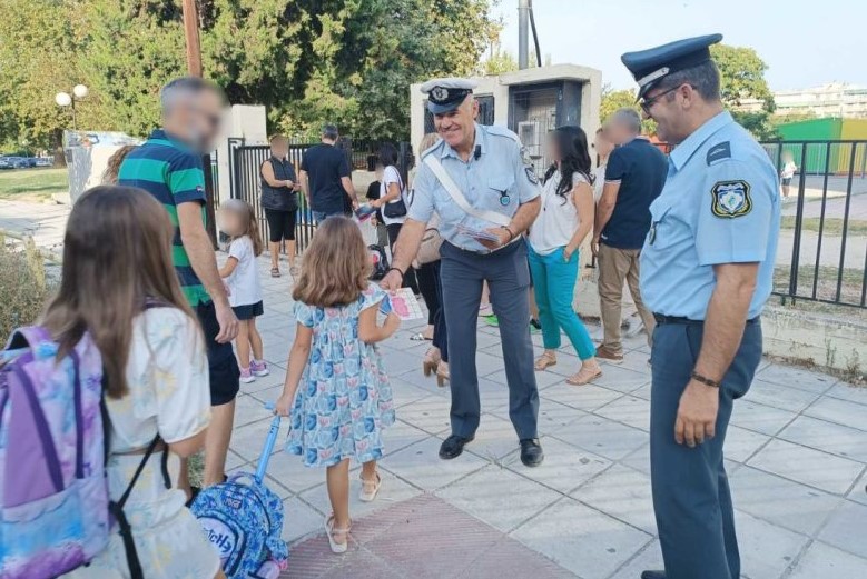 ΑΣΤΥΝΟΜΙΚΟΙ ΜΟΙΡΑΣΑΝ ΕΝΗΜΕΡΩΤΙΚΟ ΥΛΙΚΟ ΓΙΑ ΤΗΝ ΟΔΙΚΗ ΑΣΦΑΛΕΙΑ ΣΕ ΜΑΘΗΤΕΣ