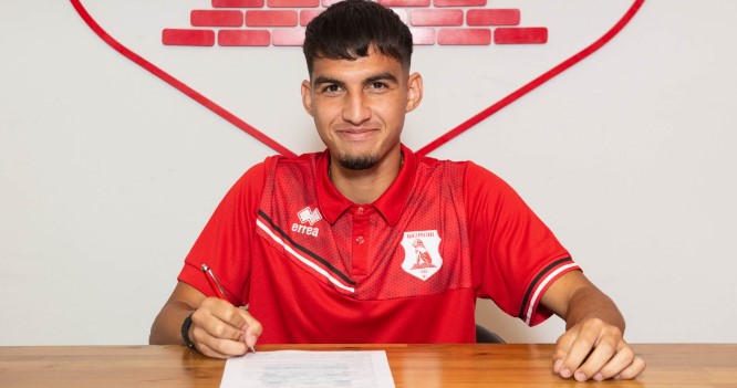 Ο ΓΙΑΝΝΗΣ ΚΟΣΜΙΔΗΣ ΥΠΕΓΡΑΨΕ ΕΠΑΓΓΕΛΜΑΤΙΚΟ ΣΥΜΒΟΛΑΙΟ ΣΤΟΝ ΠΑΝΣΕΡΡΑΪΚΟ