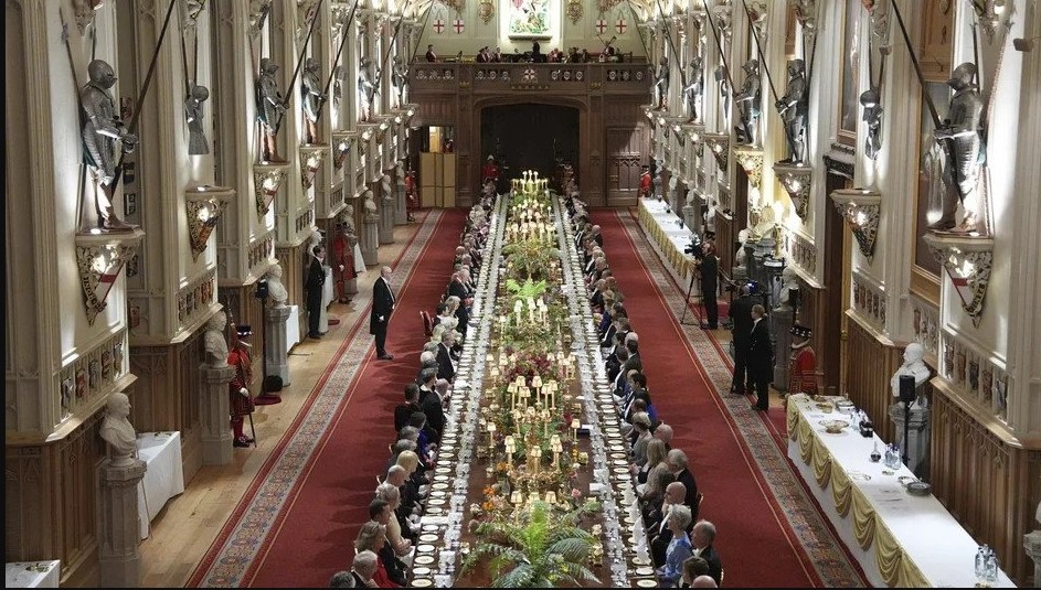 ΕΠΙΣΚΕΨΗ ΤΡΑΜΠ ΣΤΟ ΗΝΩΜΕΝΟ ΒΑΣΙΛΕΙΟ: ΔΕΙΠΝΟ ΣΕ ΤΡΑΠΕΖΙ 47 ΜΕΤΡΩΝ ΣΤΟ ΚΑΣΤΡΟ ΓΟΥΙΝΣΔΟΡ